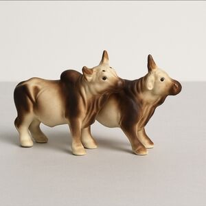 Vintage Japan Ceramic Bull Cow Salt & Pepper Shakers Brown White 4”